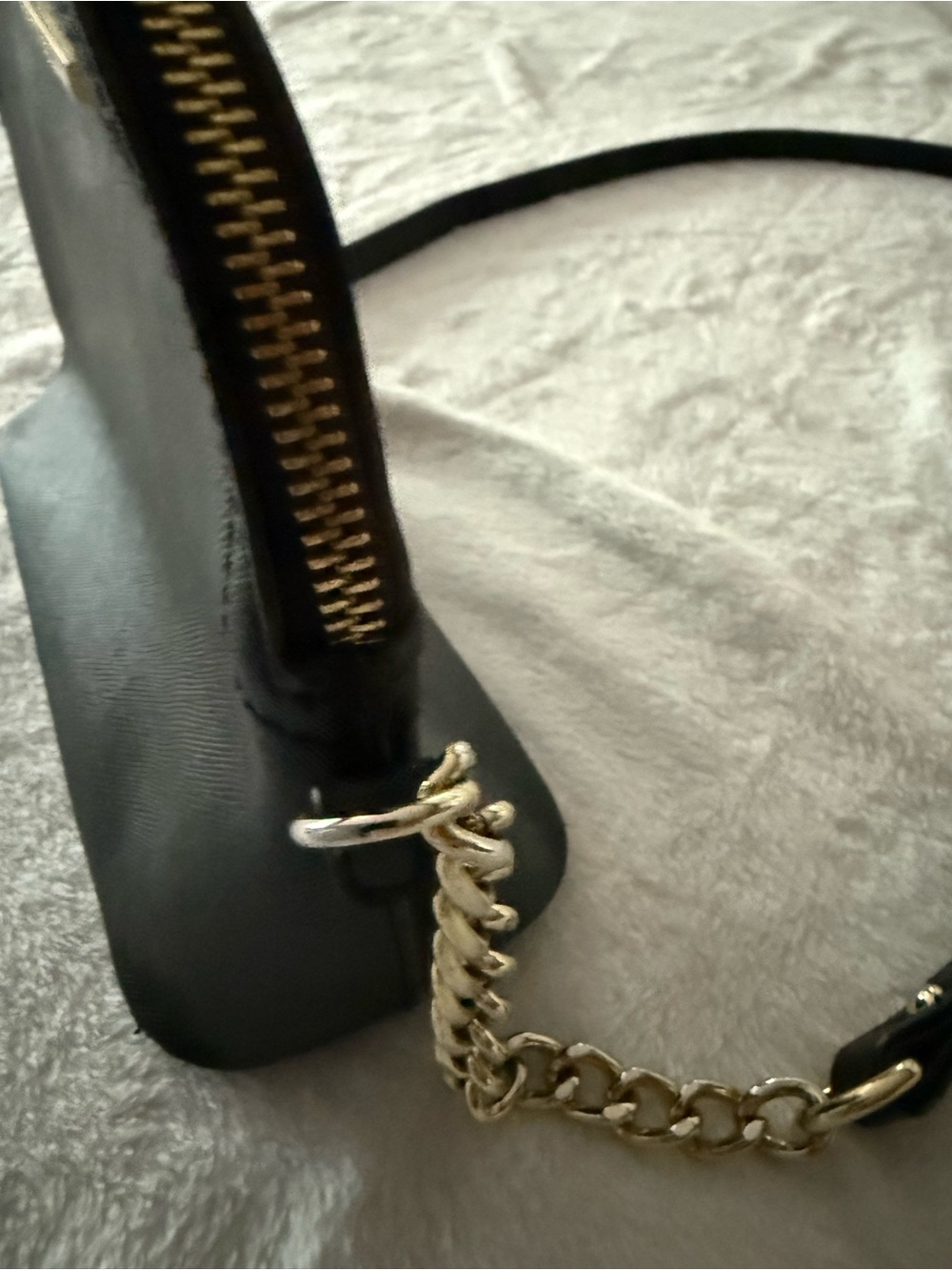 Steve Madden Black Crossbody Bag With Gold  Chain Accents - Picture 7 of 12